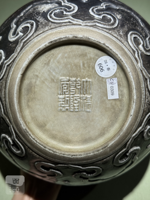 清乾隆 瓷胎仿银釉四方铺首万寿无疆钵式炉 - 图17
